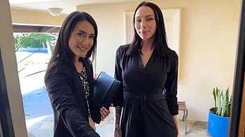 Dos inmobiliarias calientes hacen doble mamada y trío follando videos