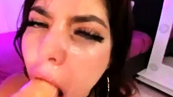 Adolescente morena quente brinca sozinha com brinquedos videos