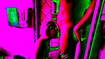 Блондинка сосет член в душе с извращенным поворотом videos