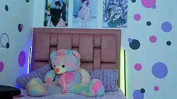 Latina en nylon et bas se caresse en solo videos