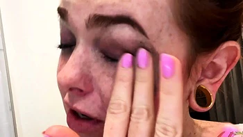 Heiße Amateur-Teenie wichst vor der Webcam videos