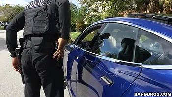 Blonde Bürgermeistertochter wird von großem schwarzen Schwanz gefickt videos