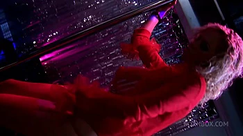 Katie Kox trempée de foutre sur ses gros seins videos