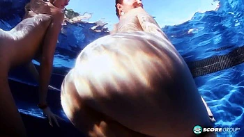 Milfs minces à grosses tétés Valory & Lana s’éclatent avec des jouets videos