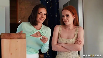 Trio avec grosse bite avec Ella Hughes et copines videos