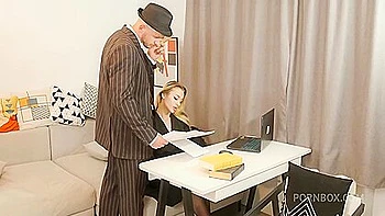 Blonde Teen-Chefin wird im Büro hart anal gefickt videos