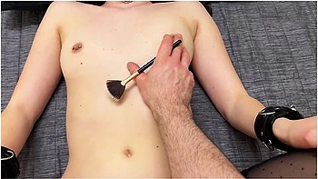 Je la ligote pour contrôler ses orgasmes avec une brosse videos
