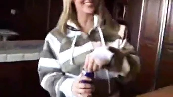 Blonde Milf mit 3 Titten saugt und fickt videos