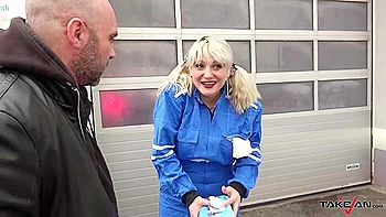 Behaarte mollige Amateur-Teen saugt großen Schwanz und zeigt Fotze videos