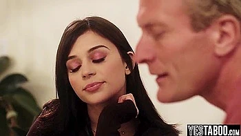 Aria Valencia se fait baiser fort par le gros cock du beau-père videos