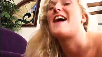 Похотливая блондинка с большими сиськами в грязном кончает на лицо videos