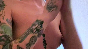 Teenager-Mädchen strippt und wichst unter der Dusche videos