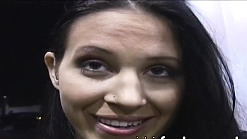 Брюнетка с маленькой грудью ебется с незнакомцем videos