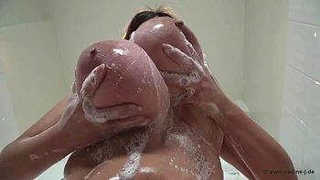 Monstre à grosses nichons en solo videos