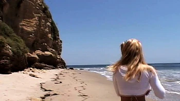 Blondes Teen leckt sich mit Toys am Strand lesbo videos