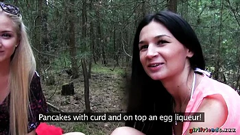 Kitten se déshabille, lèche sa chatte et se branle dehors videos