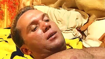 Brunette caliente gimiendo mientras monta y la follan duro videos