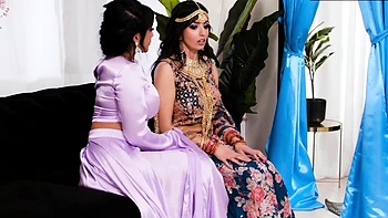 Жаркие индийские брюнетки дрочат, лижут и кончают втроём videos