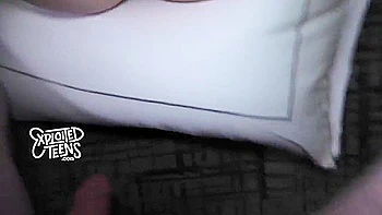 Adolescente morena de 18 años con tetas pequeñas follando en POV videos