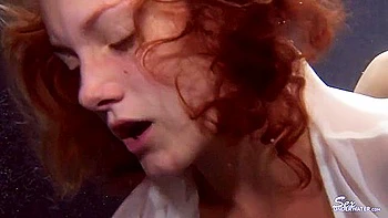 Taylor Dare pelirroja folla bajo el agua en estilo fetiche videos