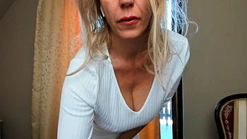 Loira amadora de peitinhos pequenos faz massagem safada videos