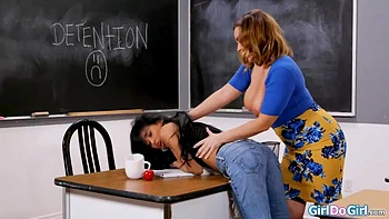 Lehrerin übernimmt: Lesbisches BDSM mit Titten videos