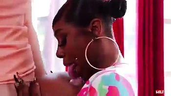 Mystique lutscht Schwanz, reitet Cowgirl und wird Doggy gefickt videos