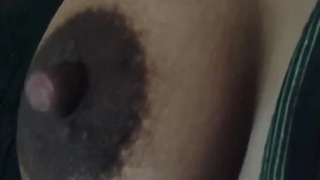 Caliente bhabhi india muerde pezones y muestra sus tetas grandes videos