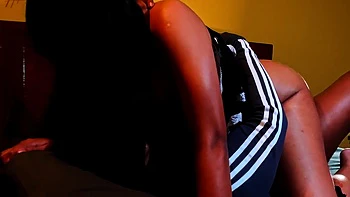 Homem fode duro a empregada morena em casa videos