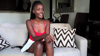 Busige schwarze Amateurin reitet dicken schwarzen Schwanz videos