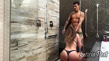 Пацан с большой жопой трахает горячую подругу в ванной videos