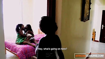 Эбони лесбиянки трахаются с большими дилдо в диком тройничке videos