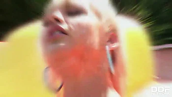 Boneca loira adolescente tatuada se diverte ao ar livre videos