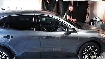 Пышная Айви Айрленд трахается в позе наездницы в гараже videos