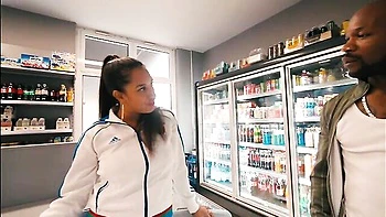 Пышная Сладкая Bishop трахнута в миссионерской позе с огромным членом videos