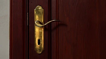 Французская милфа Анна учится выставлять грудь в белье videos