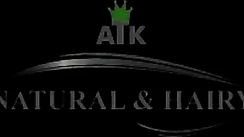 Felicia mit behaarter Fotze reibt ihre Klitoris und fummelt videos