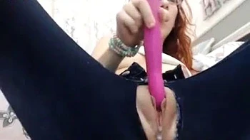 Schlampe masturbiert Jeans-Fotze mit Dildo videos