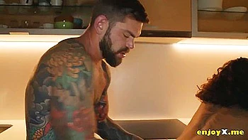 Пышногрудая брюнетка-милфа с огромной задницей любит жесткий трах videos