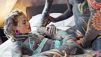 Rubia con tatuajes, anal, dedos y culo a boca videos