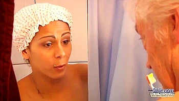 Mexikanischer Opa fickt Dienstmädchen unter der Dusche mit Creampie videos