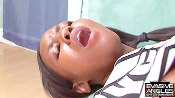 Эбони мачеха трахается с большой черной членастой падчерицей videos