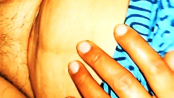 Pelzige Pornodarstellerin Shwetarani zeigt Dessous videos