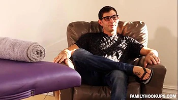 Chica pequeña hace blowjob y folla a vaquera y misionero videos