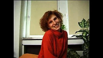 Pequeña zorra morena recibe polla dura en casting amateur videos