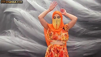 Gostosa árabe senta na rola em POV videos