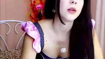 Heiße Latina lutscht Schwanz und wackelt großen Arsch videos