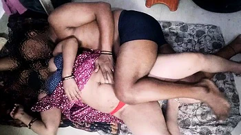 MILF indienne pulpeuse gicle et se couvre les gros seins de sperme videos