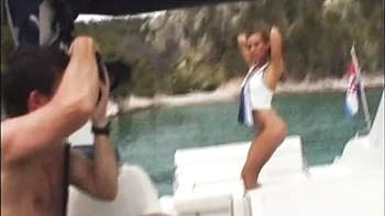 Блондинка Сэнди Фантази раздевалась и ласкала киску на улице videos