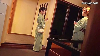 Asiatique aux gros seins baise en trio en plein air videos